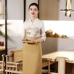 Vestido de camarero de restaurante de moda para un servicio profesional y de moda