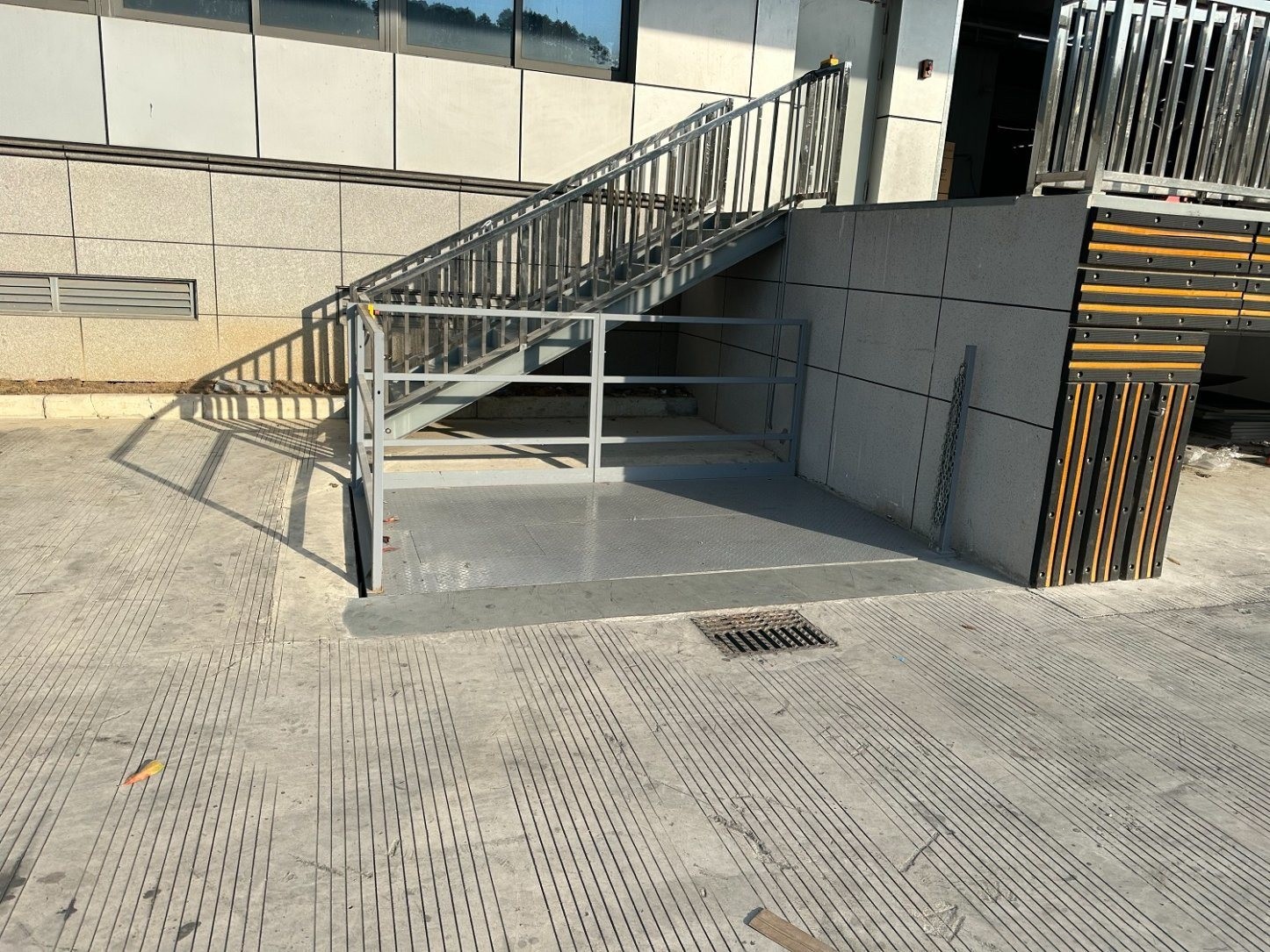 M1-010125-D2 Ce Hydraulic Mini Scissor Lift with Handrail Running Mode Stationary