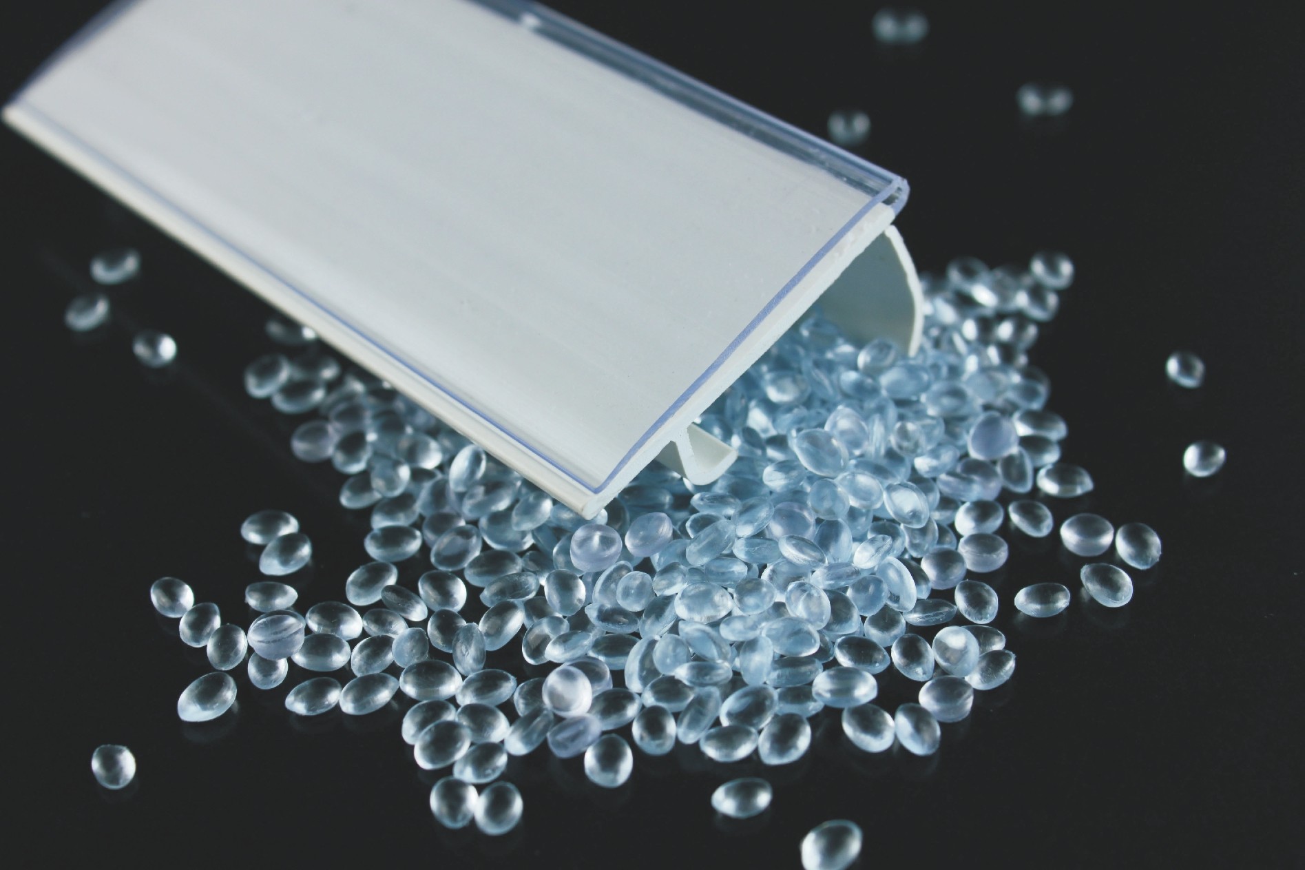 Hard 1380 kg/m3 PVC Plastic Granules For Extrusion Profile