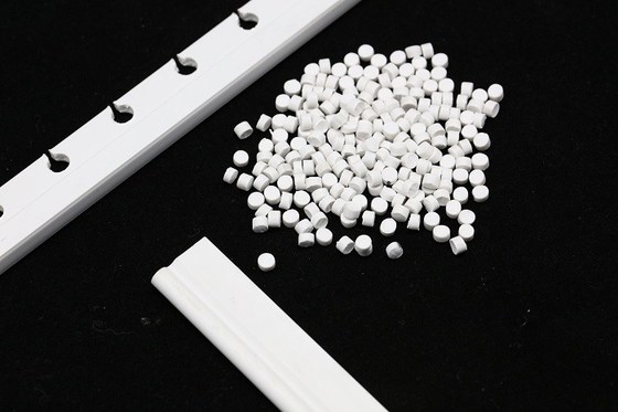 Kalite Sert 1.6g/Cm3 PVC Plastik Pelet Ekstrüzyon Profili Fabrika